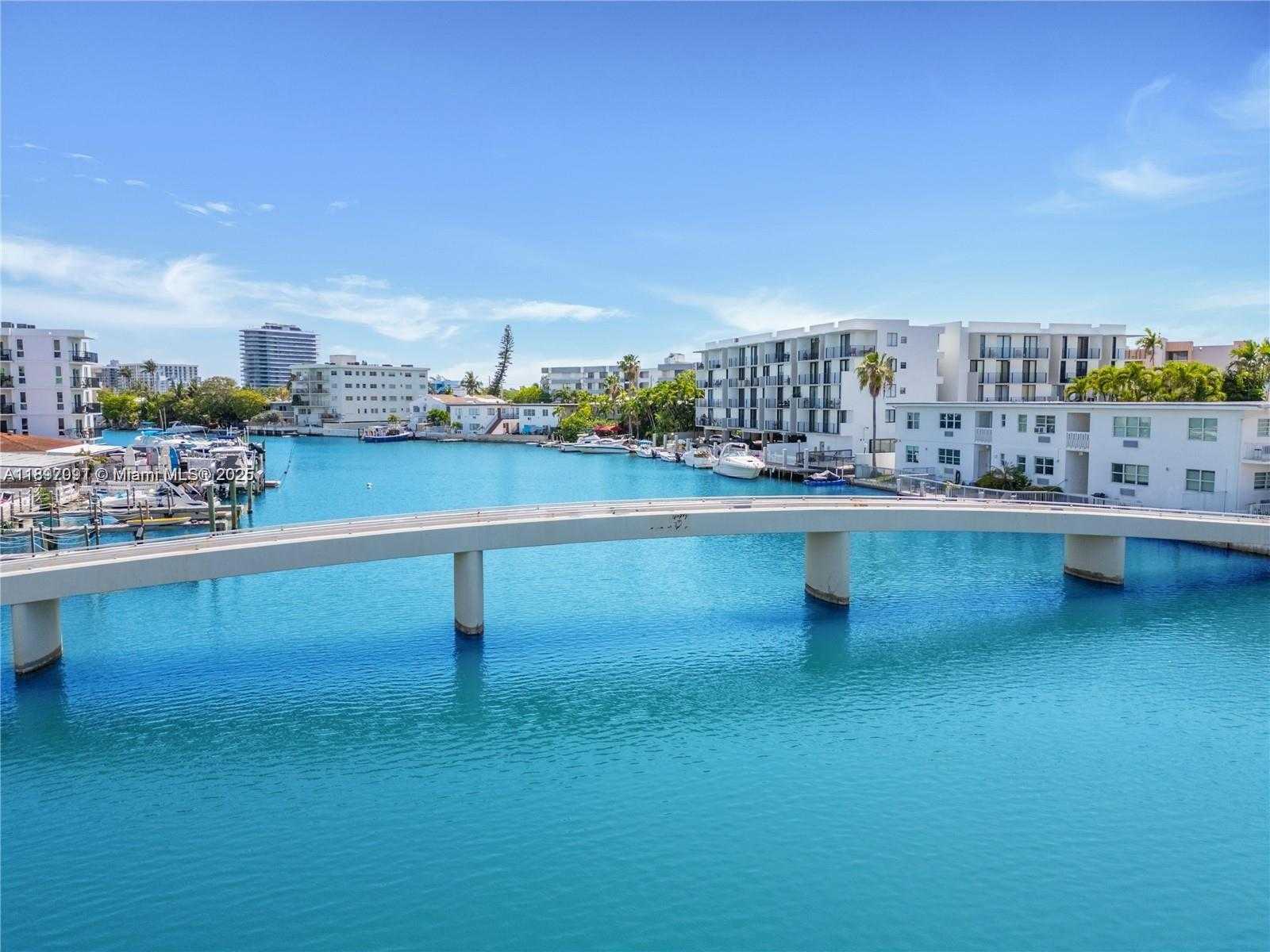 Small Image of 8040 TATUM WATERWAY DR #3, Miami Beach Number 24