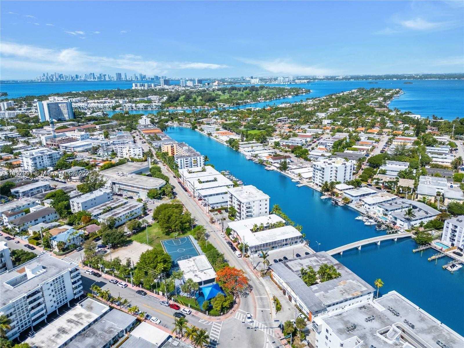 Small Image of 8040 TATUM WATERWAY DR #3, Miami Beach Number 25