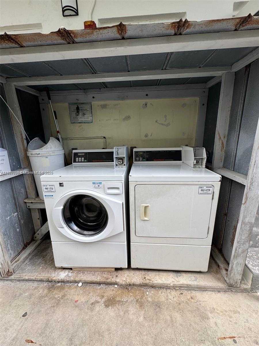 Small Image of 8040 TATUM WATERWAY DR #3, Miami Beach Number 29