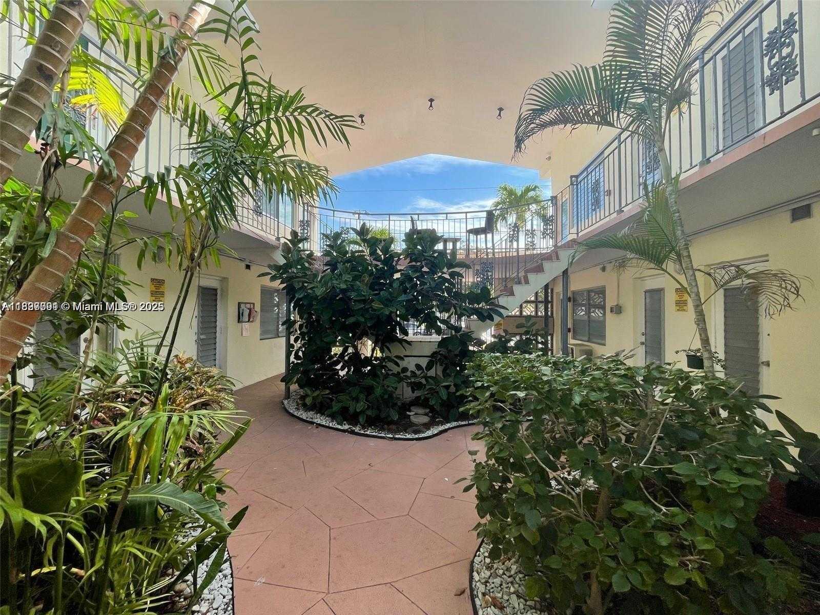 Small Image of 8040 TATUM WATERWAY DR #3, Miami Beach Number 4