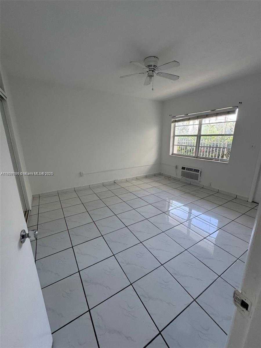 Small Image of 8040 TATUM WATERWAY DR #3, Miami Beach Number 5