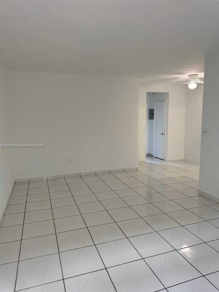 Small Image of 8040 TATUM WATERWAY DR #3, Miami Beach Number 6