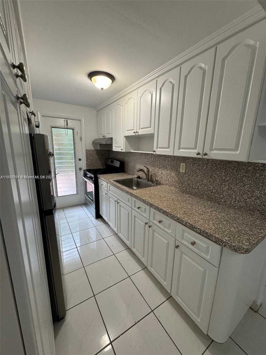 Small Image of 8040 TATUM WATERWAY DR #3, Miami Beach Number 7
