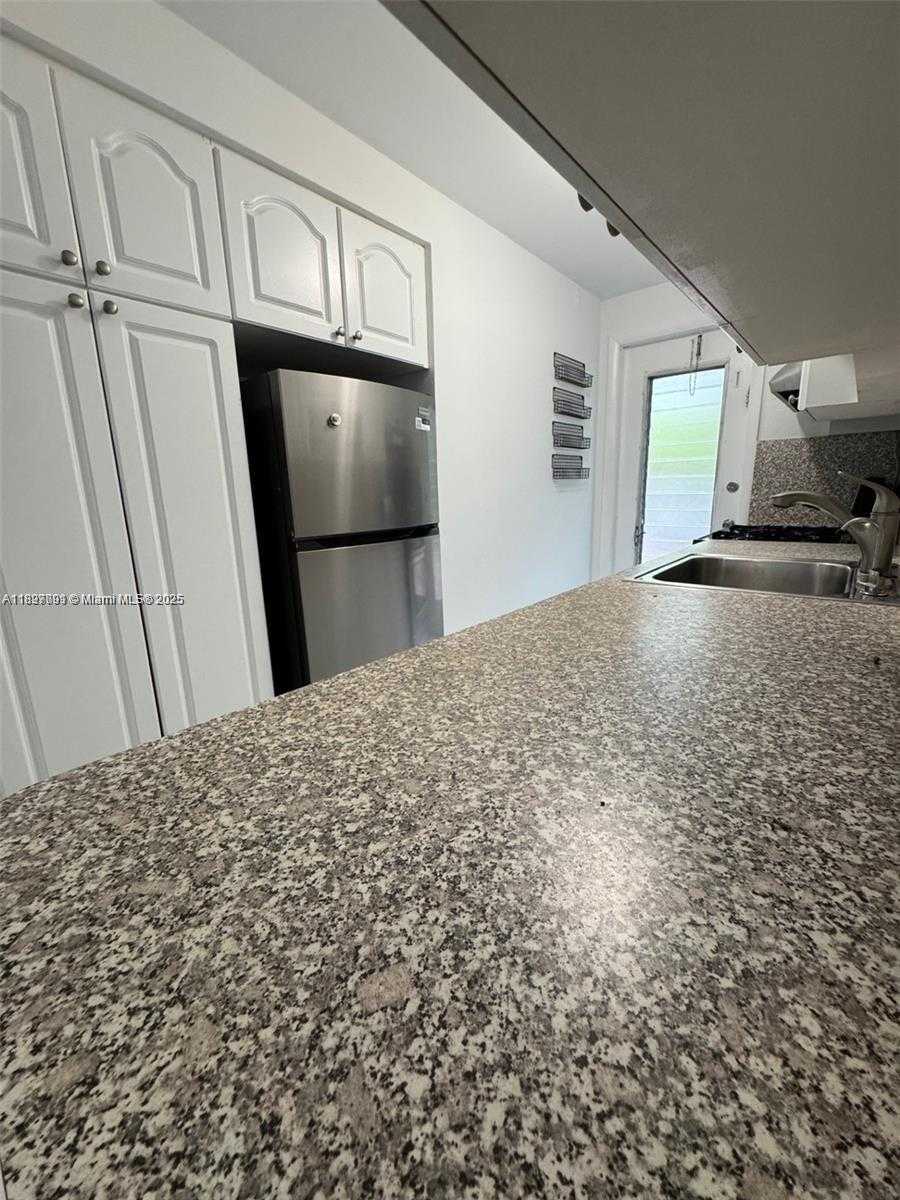 Small Image of 8040 TATUM WATERWAY DR #3, Miami Beach Number 8