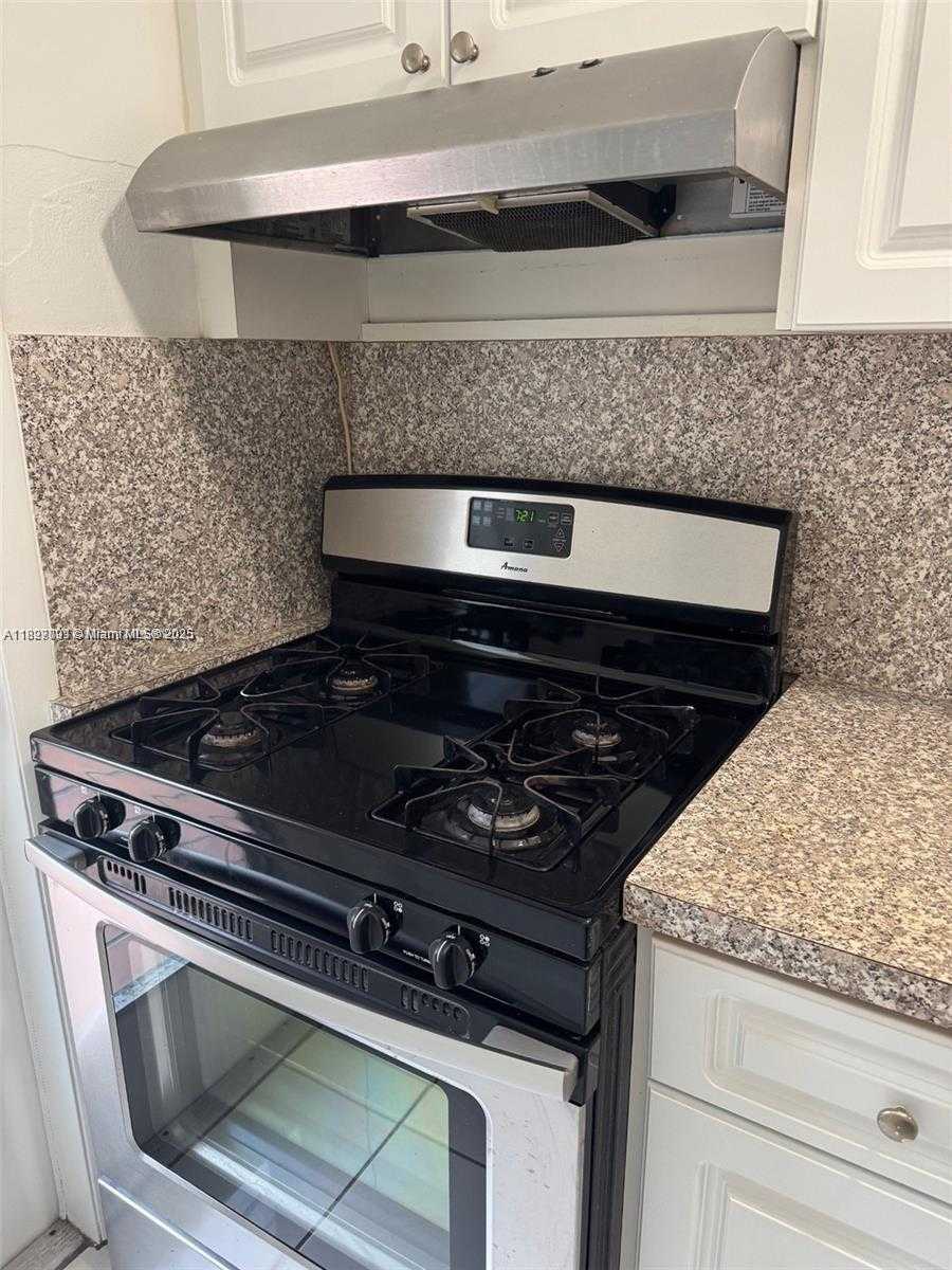 Small Image of 8040 TATUM WATERWAY DR #3, Miami Beach Number 9