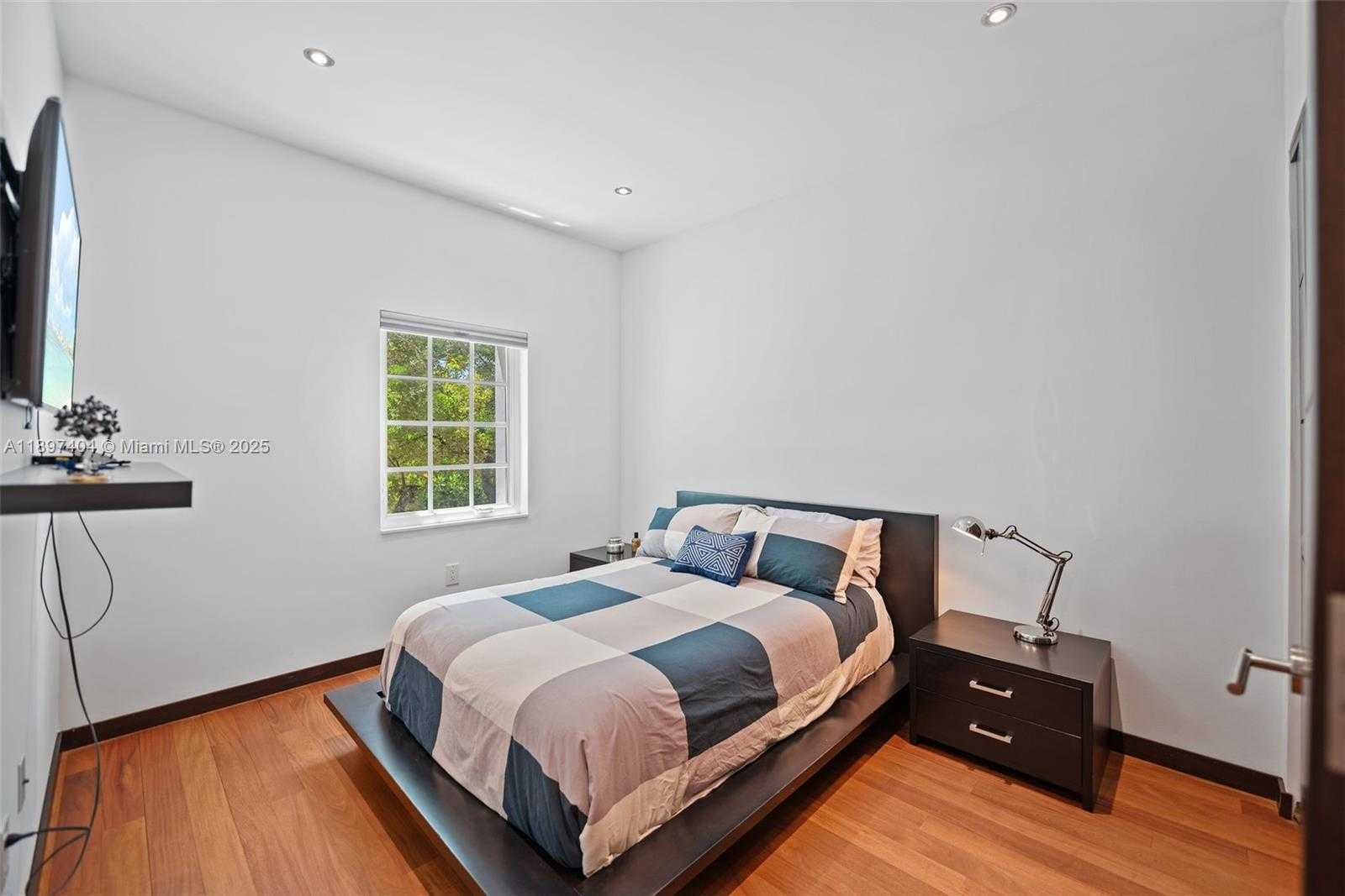 Small Image of 261 NAVARRE AVE #A-3, Coral Gables Number 16