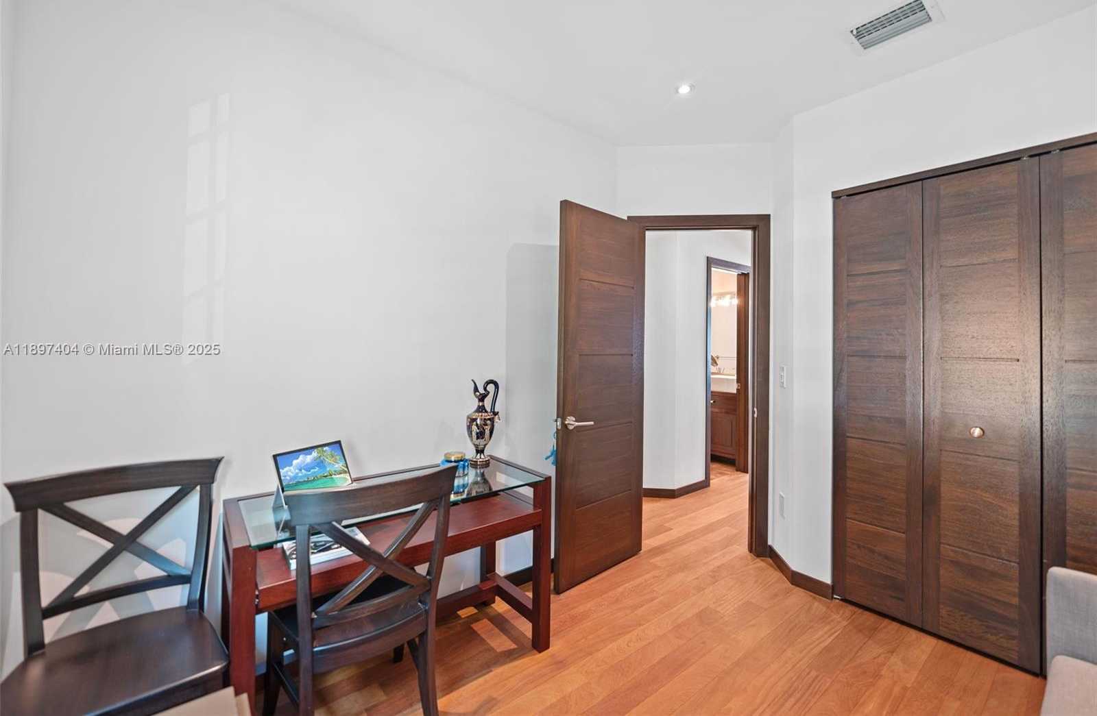 Small Image of 261 NAVARRE AVE #A-3, Coral Gables Number 19
