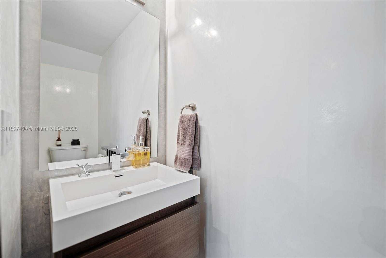 Small Image of 261 NAVARRE AVE #A-3, Coral Gables Number 20