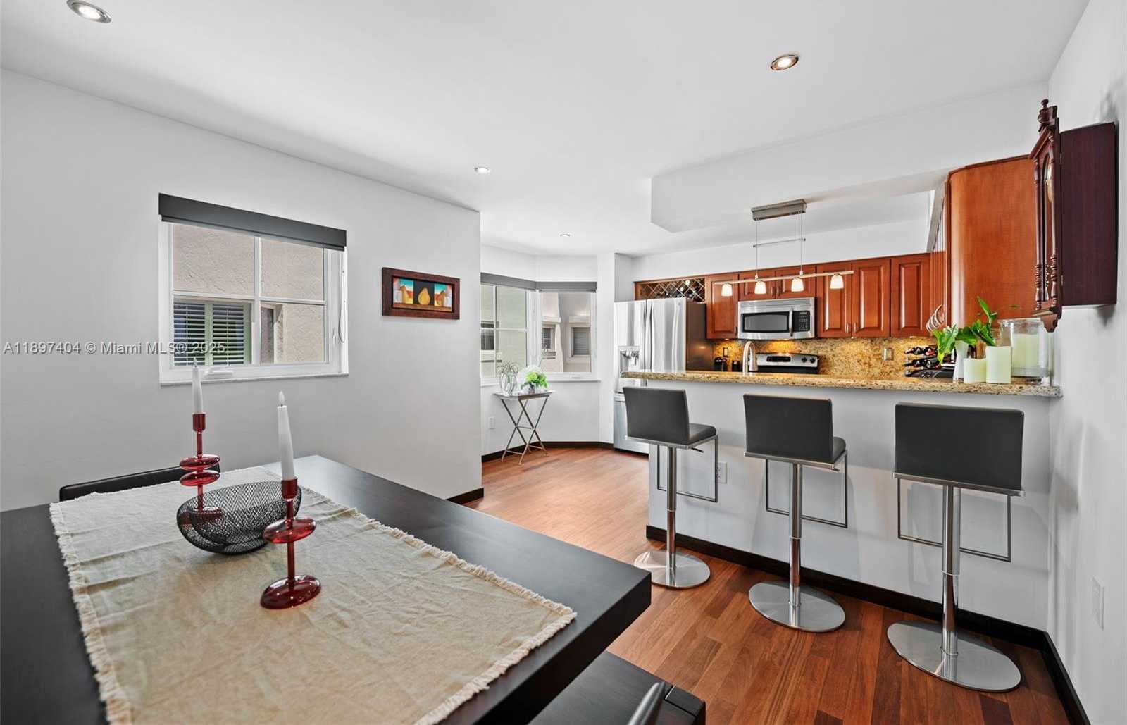 Small Image of 261 NAVARRE AVE #A-3, Coral Gables Number 6