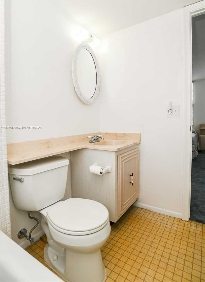 Small Image of 110 ROYAL PARK DR #2H, Oakland Park Number 23