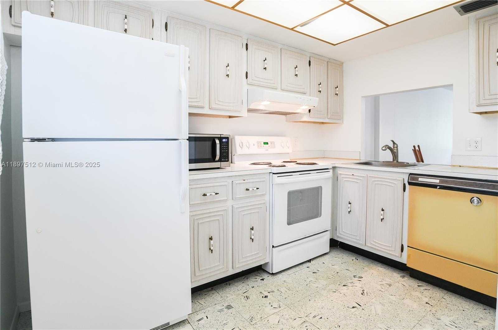 Small Image of 110 ROYAL PARK DR #2H, Oakland Park Number 5