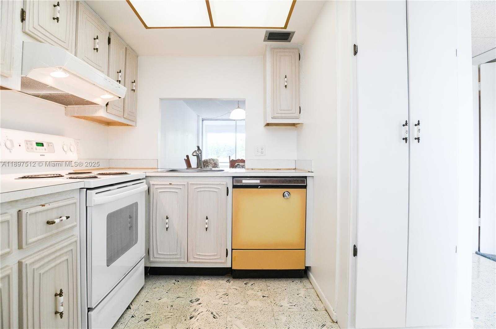 Small Image of 110 ROYAL PARK DR #2H, Oakland Park Number 6