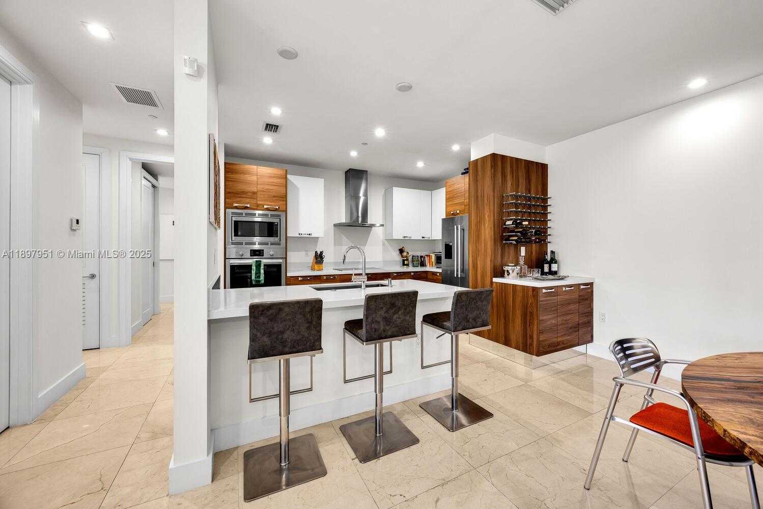 Small Image of 718 VALENCIA AVE #207, Coral Gables Number 7