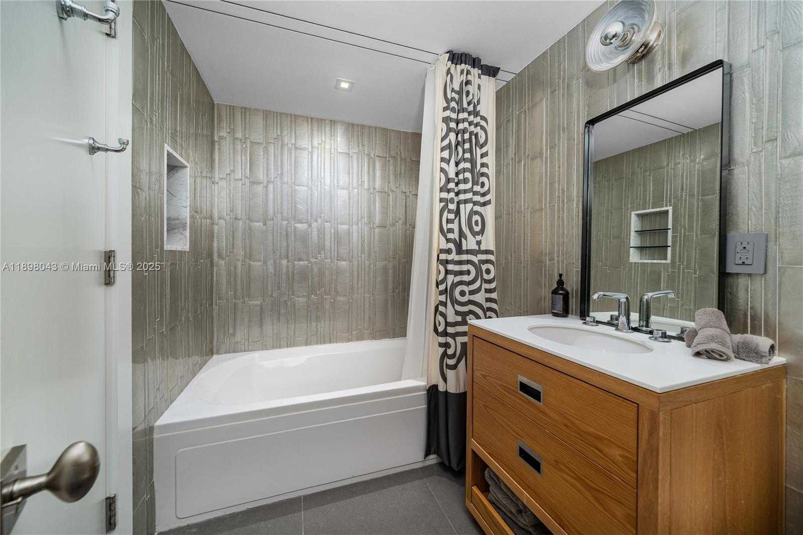 Small Image of 2155 WASHINGTON CT #407, Miami Beach Number 9