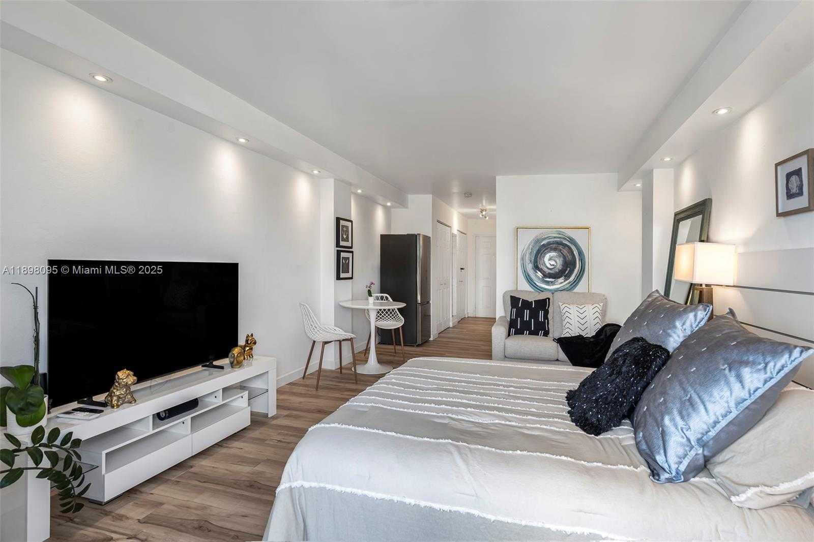 Small Image of 7904 WEST DR #1004, North Bay Village Number 11