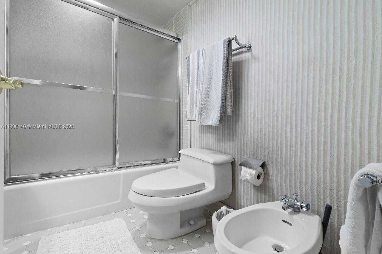 Small Image of 520 BRICKELL KEY DR #A1616, Miami Number 8