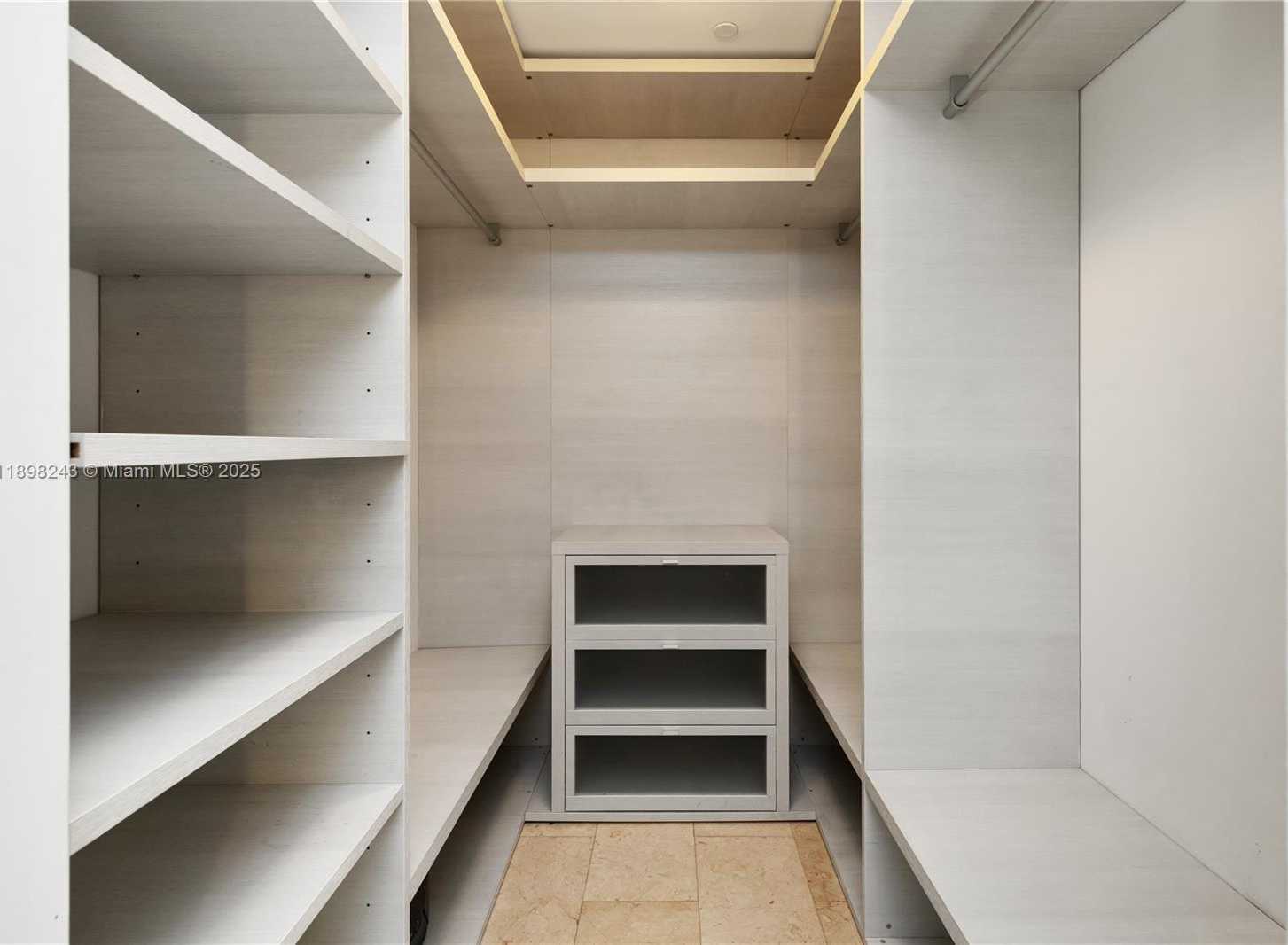 Small Image of 68 SOUTH EAST 6TH ST #3906, Miami Number 24