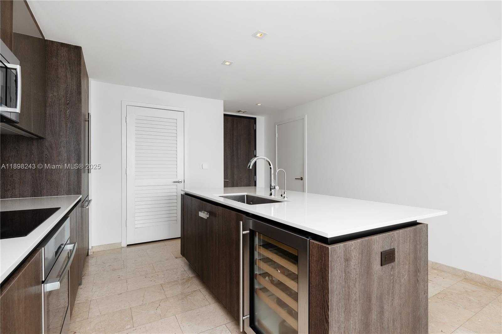 Small Image of 68 SOUTH EAST 6TH ST #3906, Miami Number 9