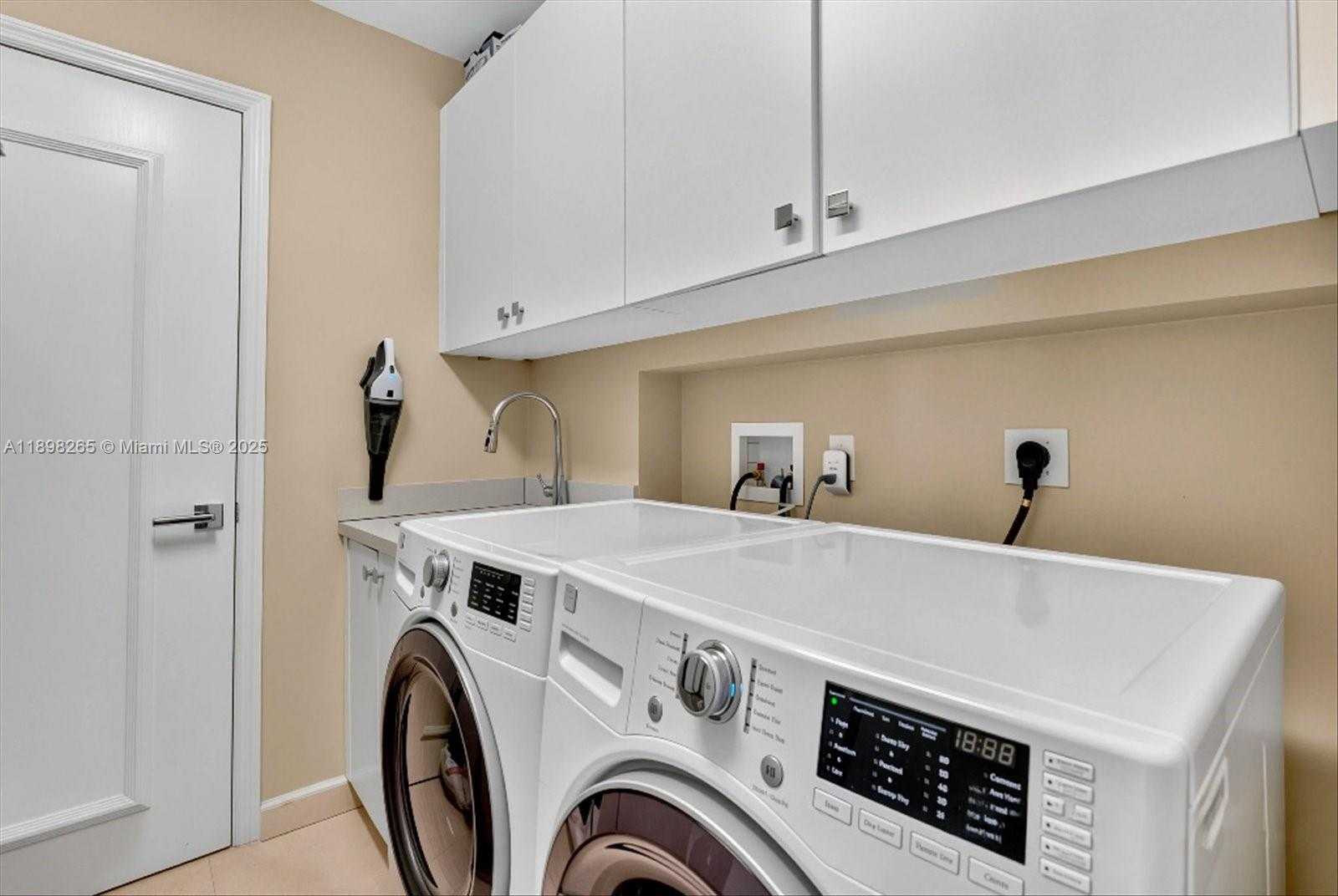 Small Image of 21200 POINT PL #PH 1 (2804), Aventura Number 31