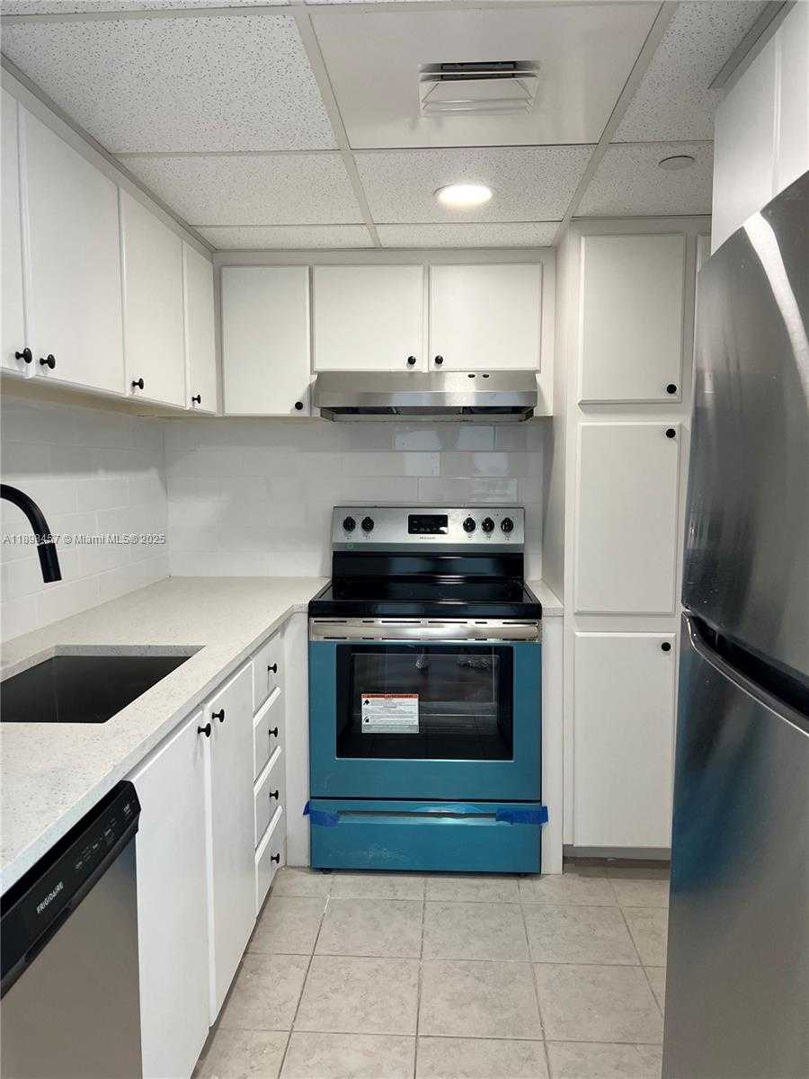 Small Image of 1000 WEST AVE #808, Miami Beach Number 7