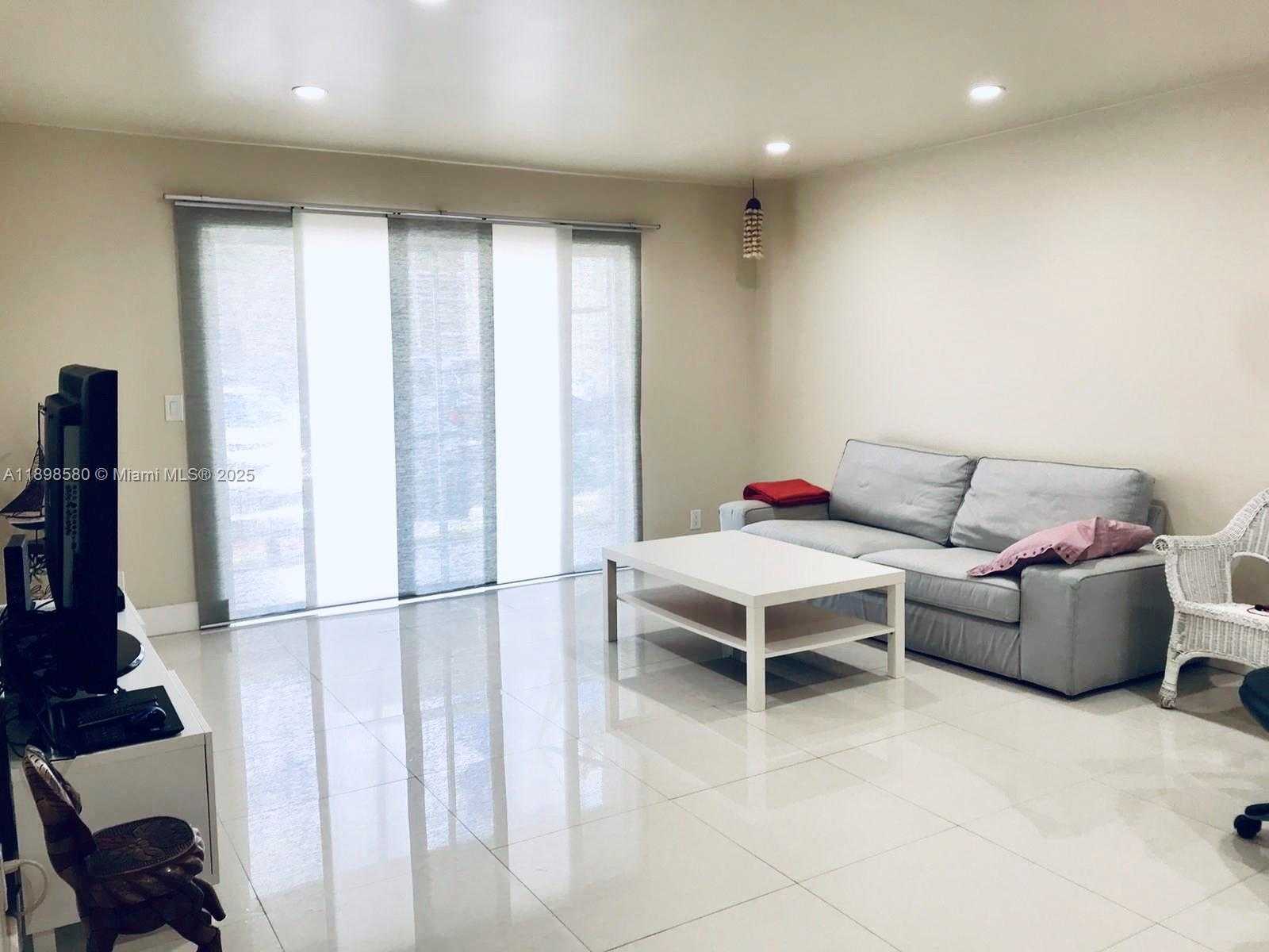 Small Image of 5790 STIRLING RD #108, Hollywood Number 4