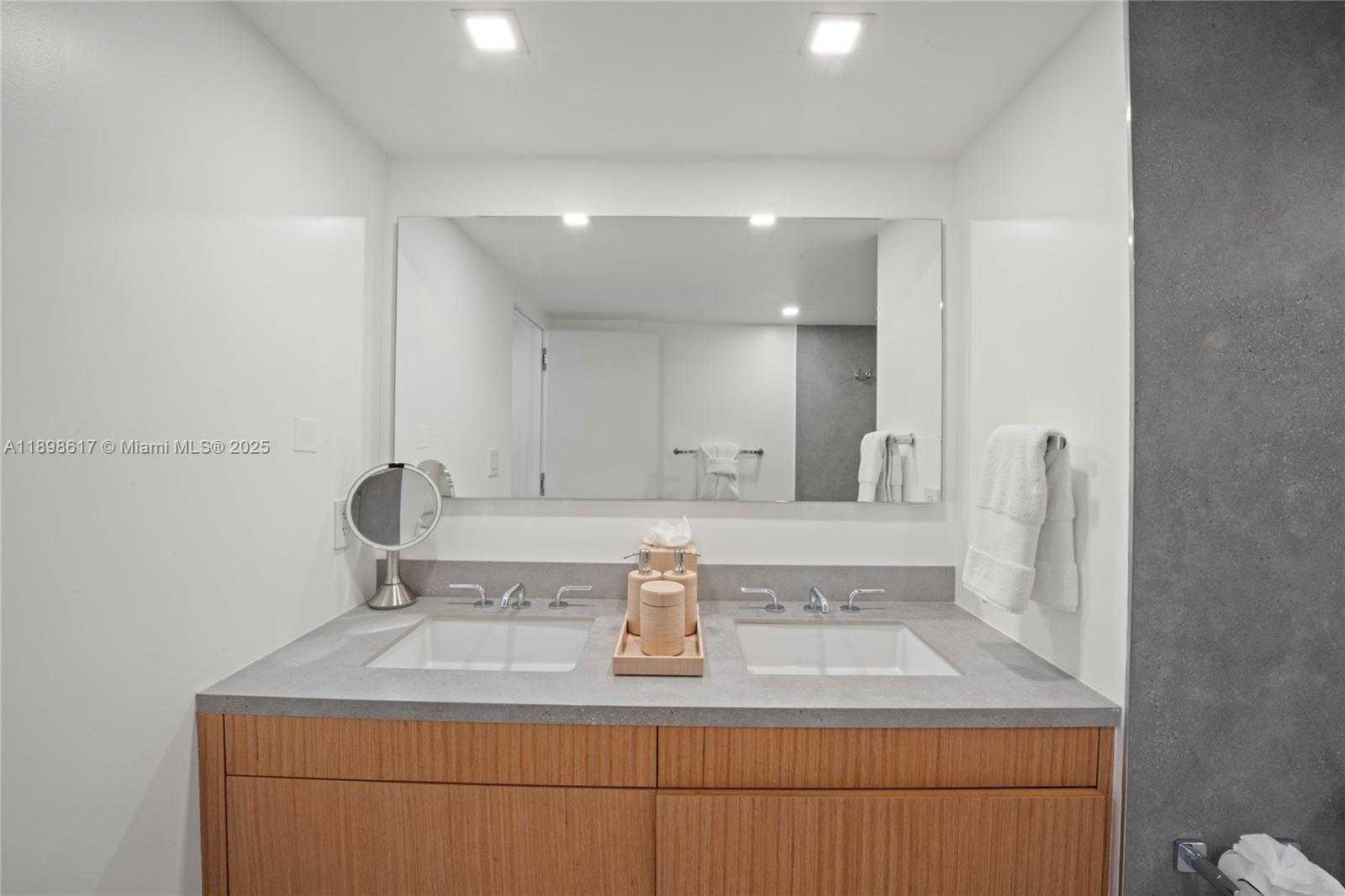 Small Image of 2301 COLLINS AVE #1005, Miami Beach Number 14