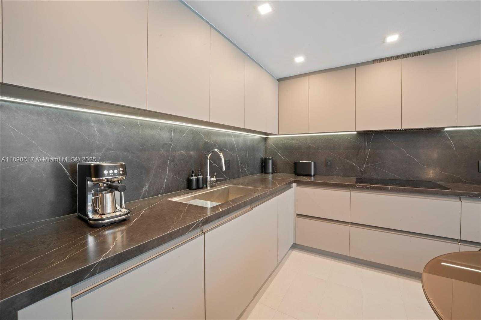 Small Image of 2301 COLLINS AVE #1005, Miami Beach Number 8