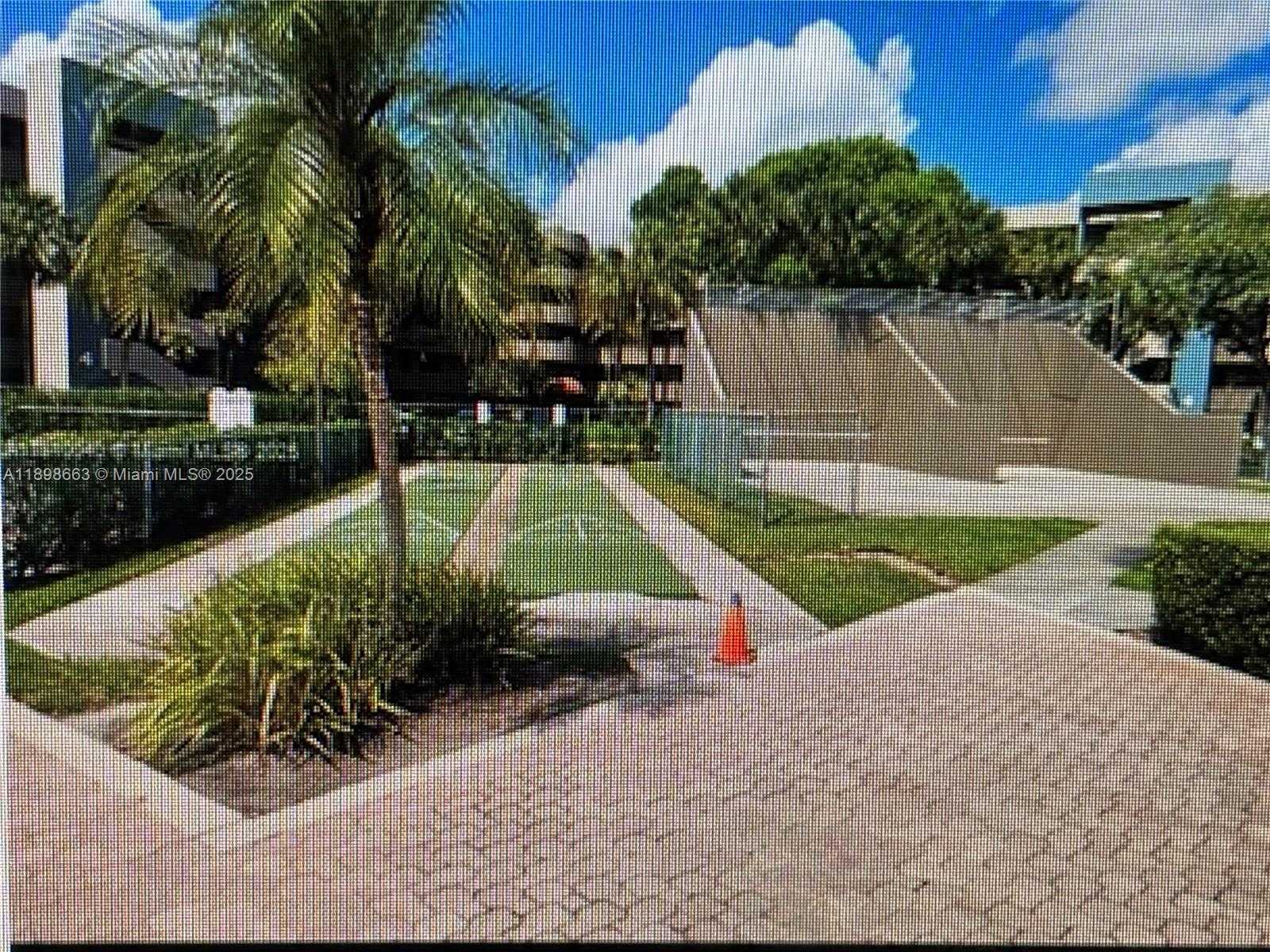 Small Image of 900 COLONY POINT CIR #305, Pembroke Pines Number 10