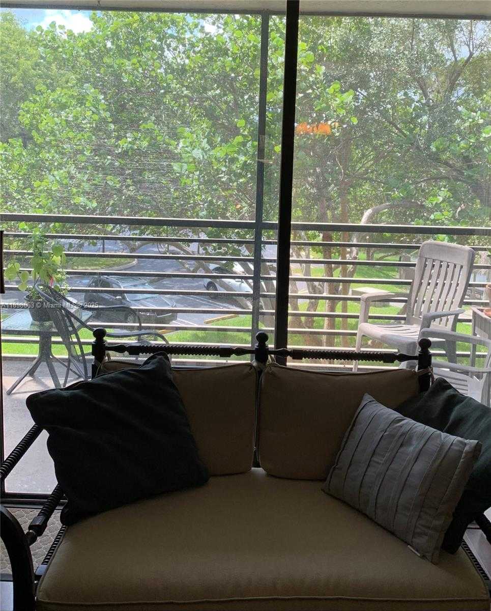 Small Image of 900 COLONY POINT CIR #305, Pembroke Pines Number 2