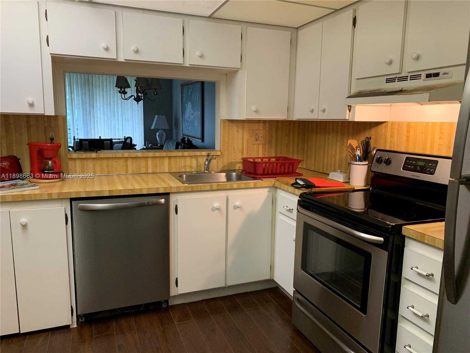 Small Image of 900 COLONY POINT CIR #305, Pembroke Pines Number 3