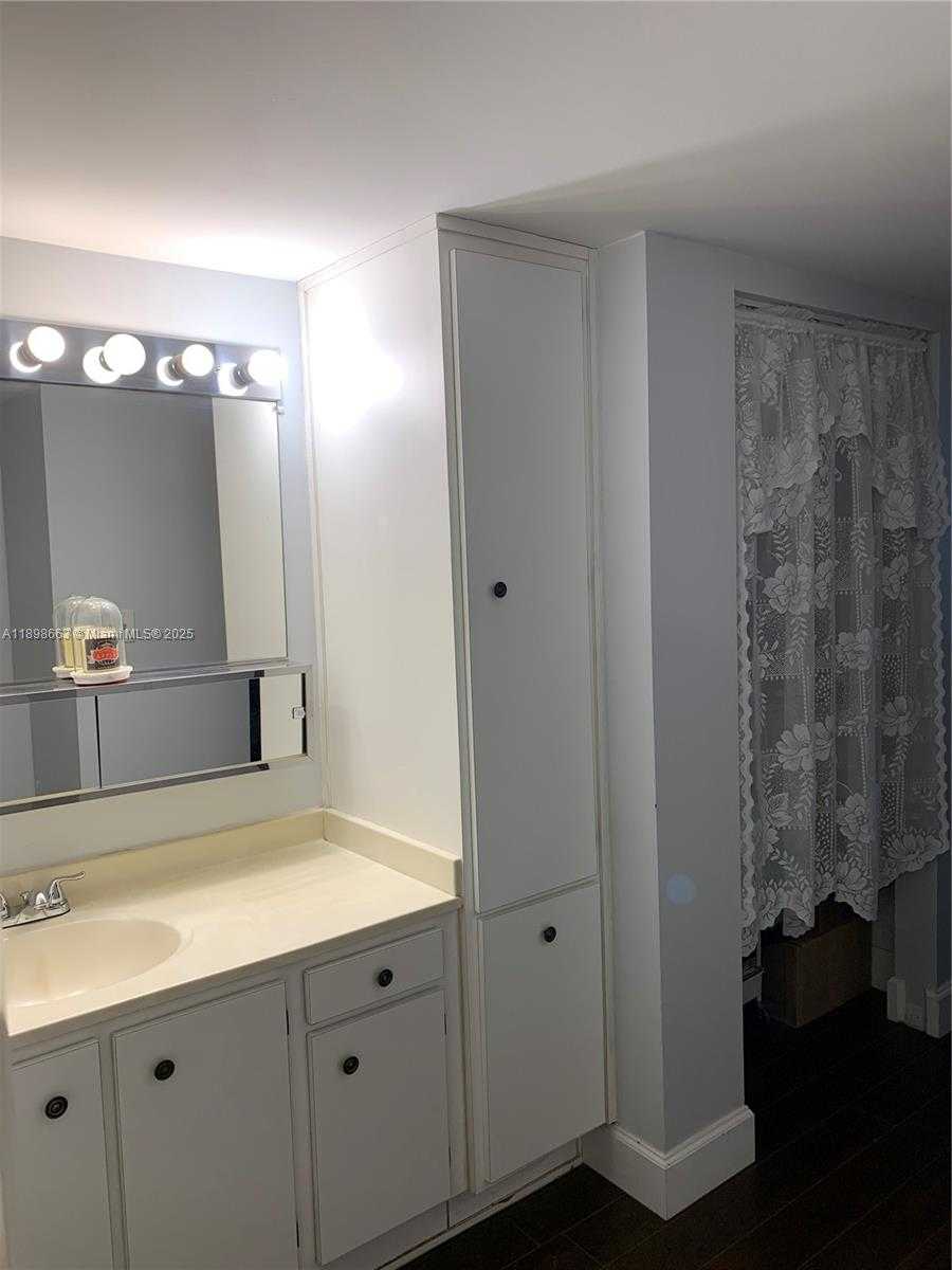 Small Image of 900 COLONY POINT CIR #305, Pembroke Pines Number 4