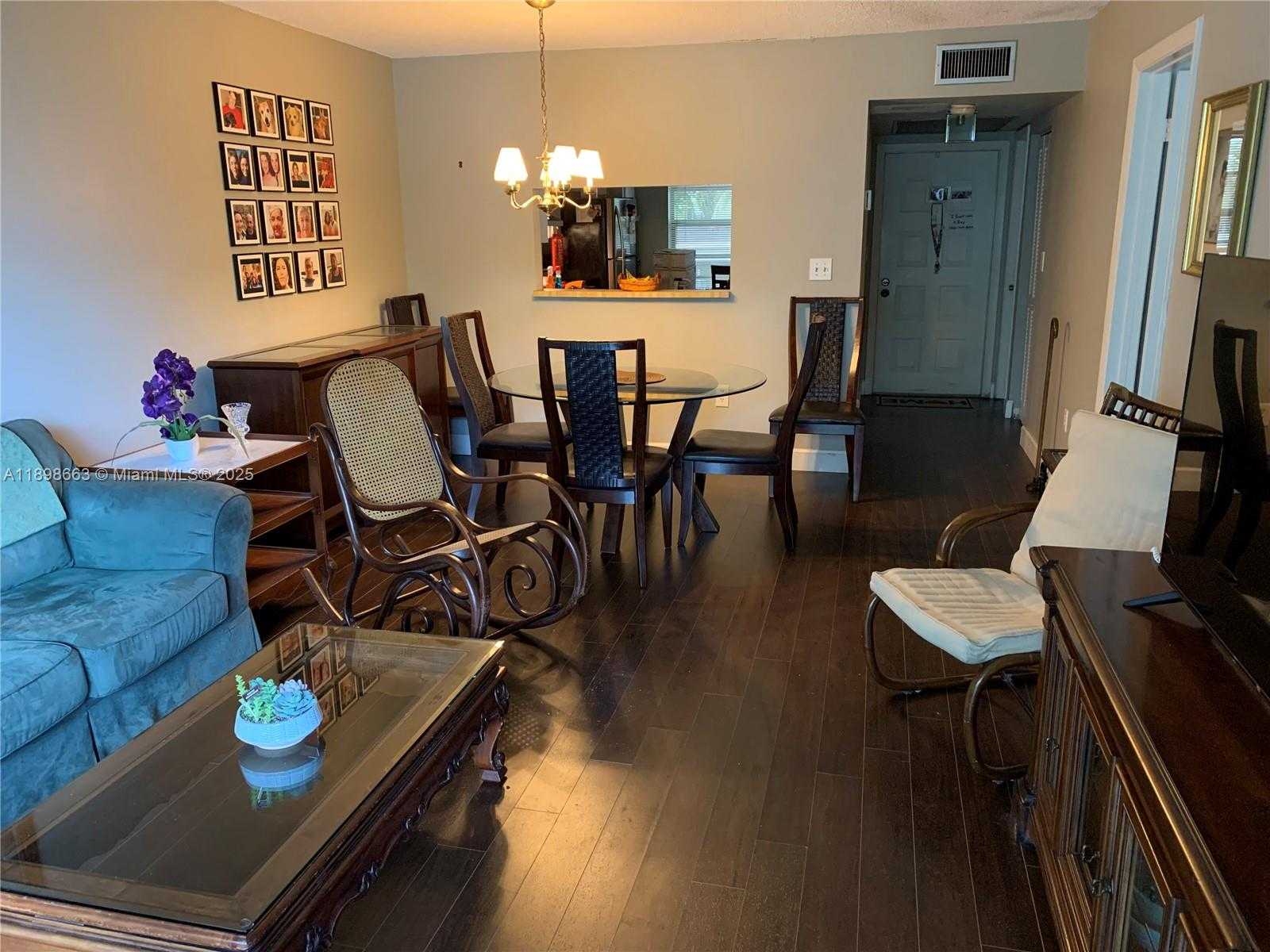 Small Image of 900 COLONY POINT CIR #305, Pembroke Pines Number 5