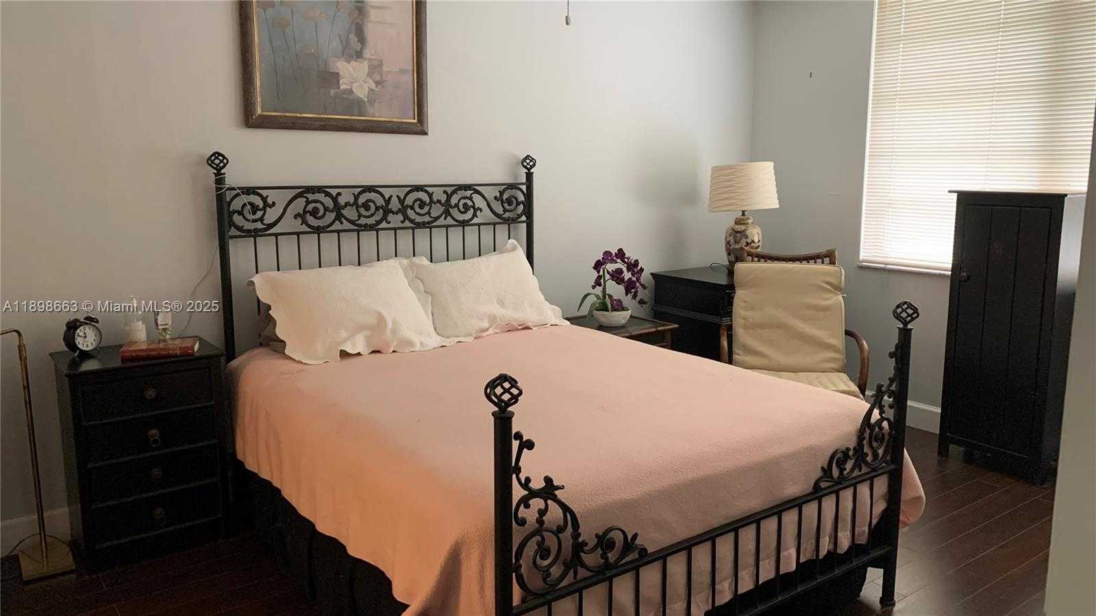 Small Image of 900 COLONY POINT CIR #305, Pembroke Pines Number 6