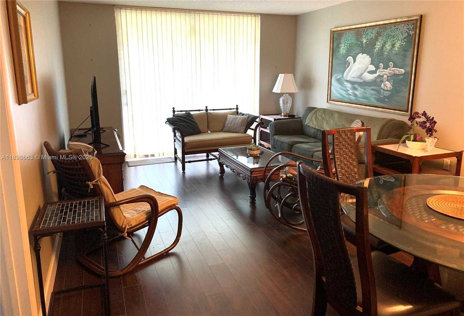 Small Image of 900 COLONY POINT CIR #305, Pembroke Pines Number 7