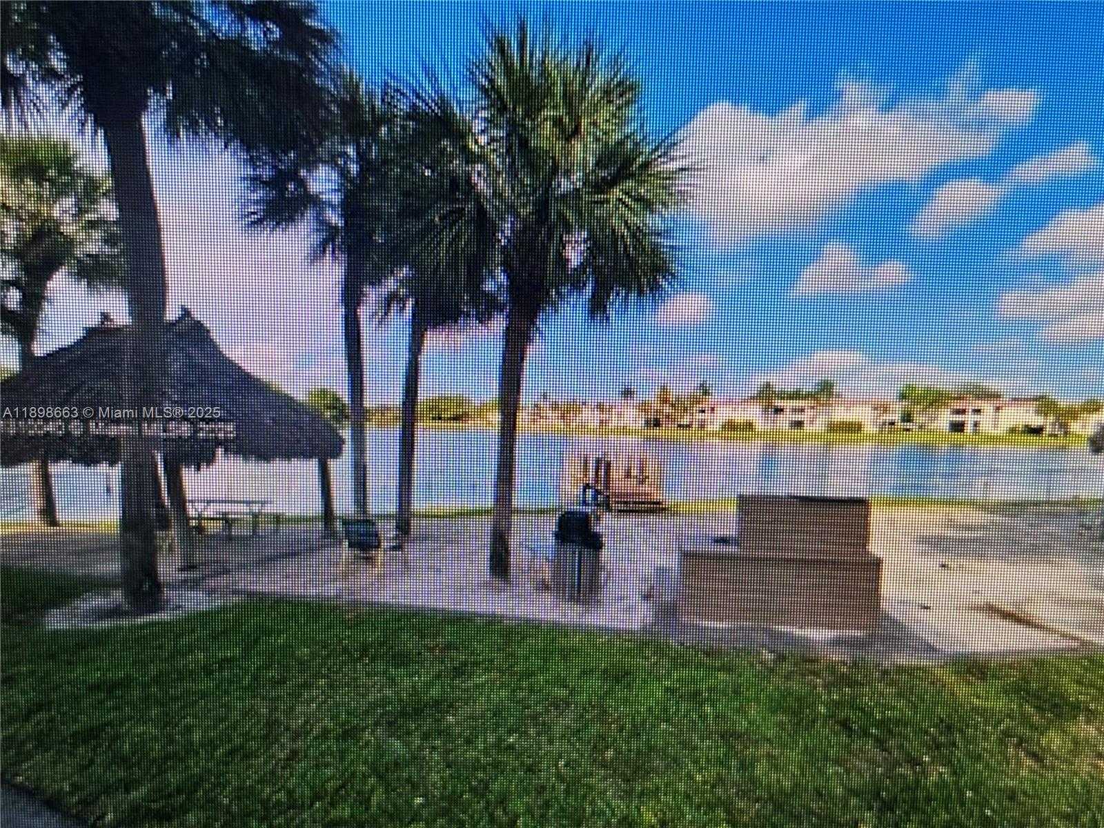Small Image of 900 COLONY POINT CIR #305, Pembroke Pines Number 8