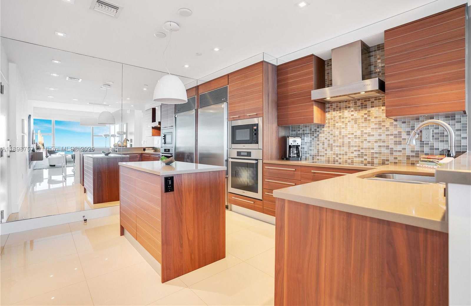 Small Image of 6801 COLLINS AVE #PH-17, Miami Beach Number 15