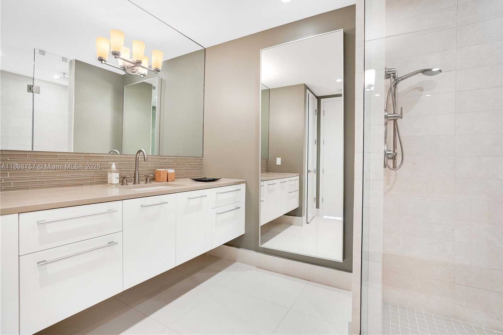 Small Image of 6801 COLLINS AVE #PH-17, Miami Beach Number 16