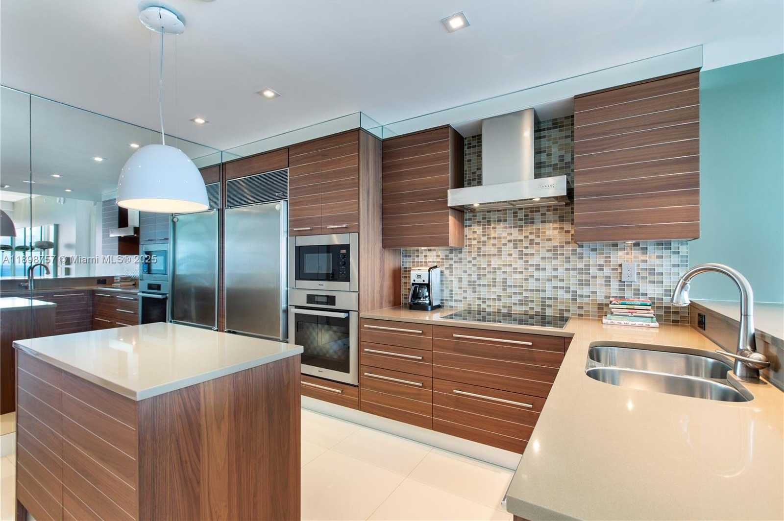 Small Image of 6801 COLLINS AVE #PH-17, Miami Beach Number 2