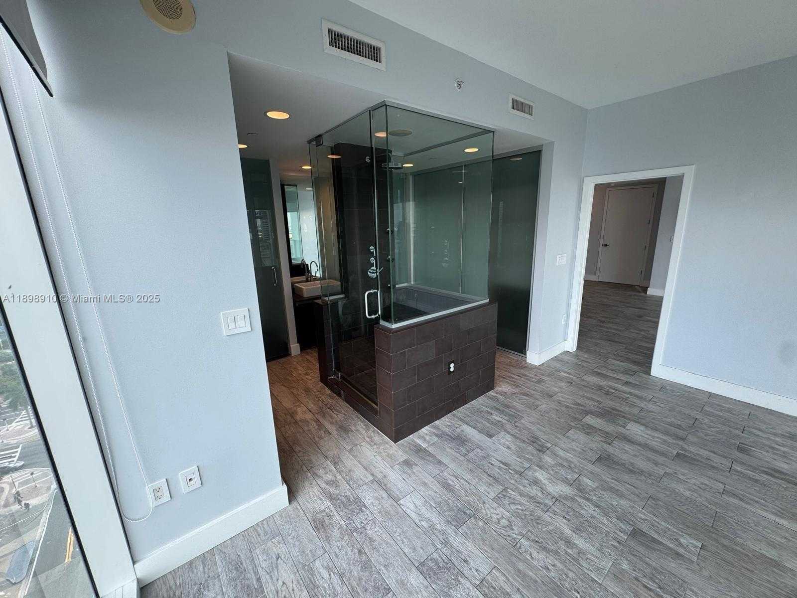 Small Image of 1040 BISCAYNE BLVD #1106, Miami Number 14