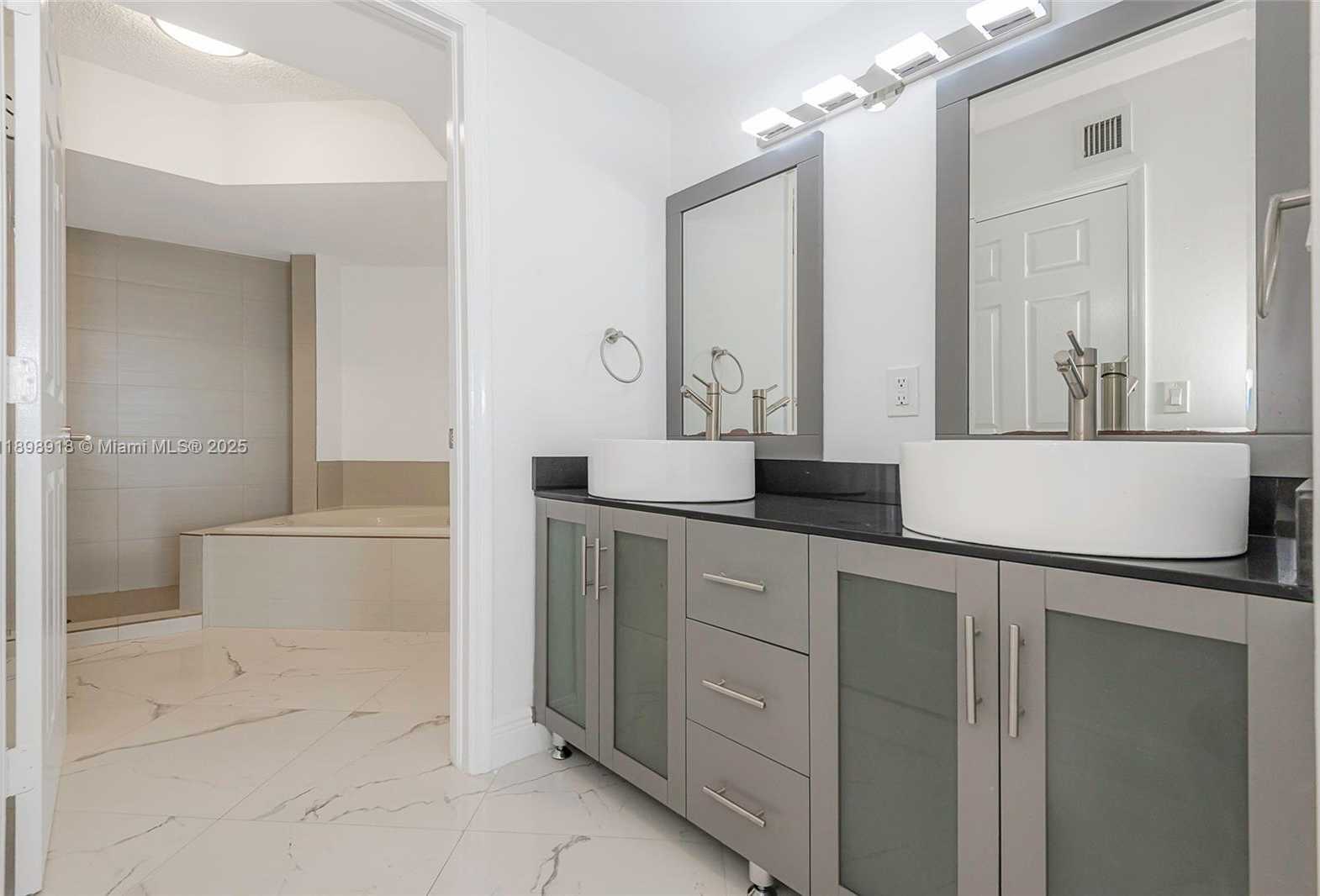 Small Image of 6301 COLLINS AVE #1107, Miami Beach Number 50