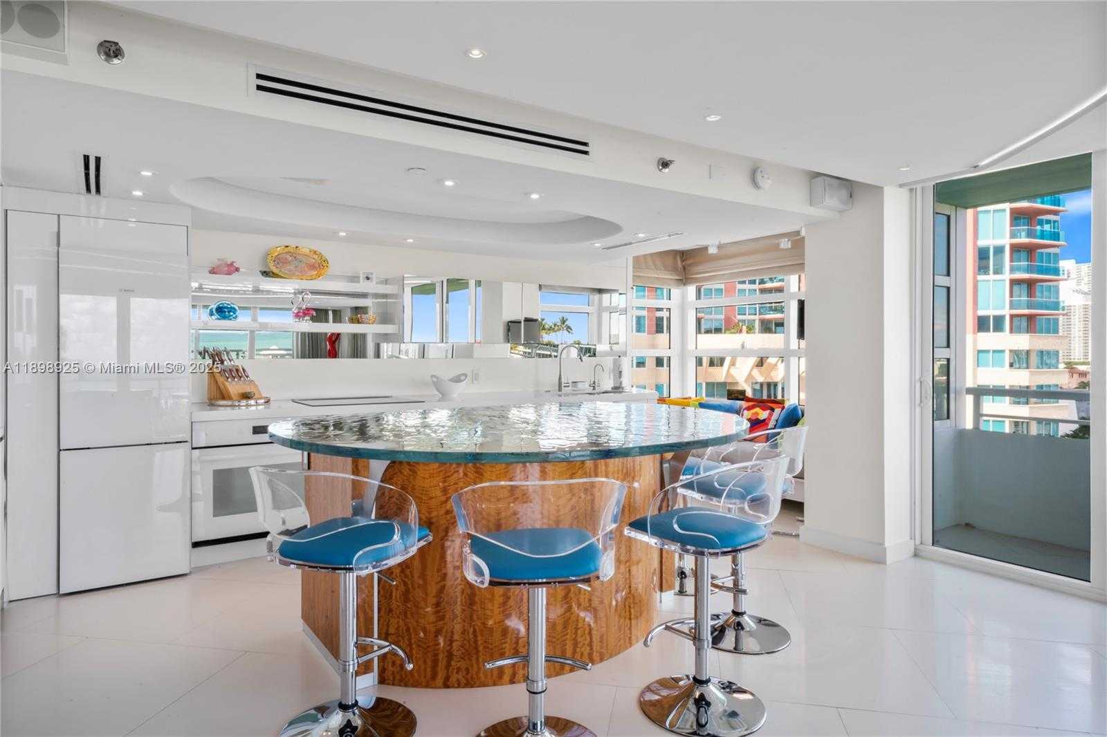 Small Image of 400 SOUTH POINTE DR #910, Miami Beach Number 12