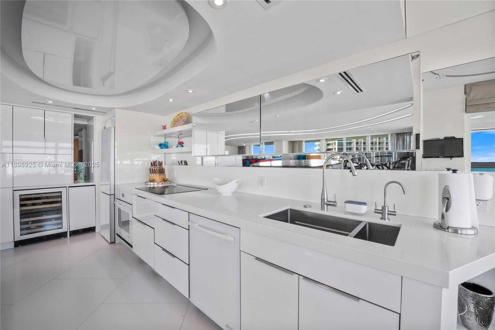 Small Image of 400 SOUTH POINTE DR #910, Miami Beach Number 16