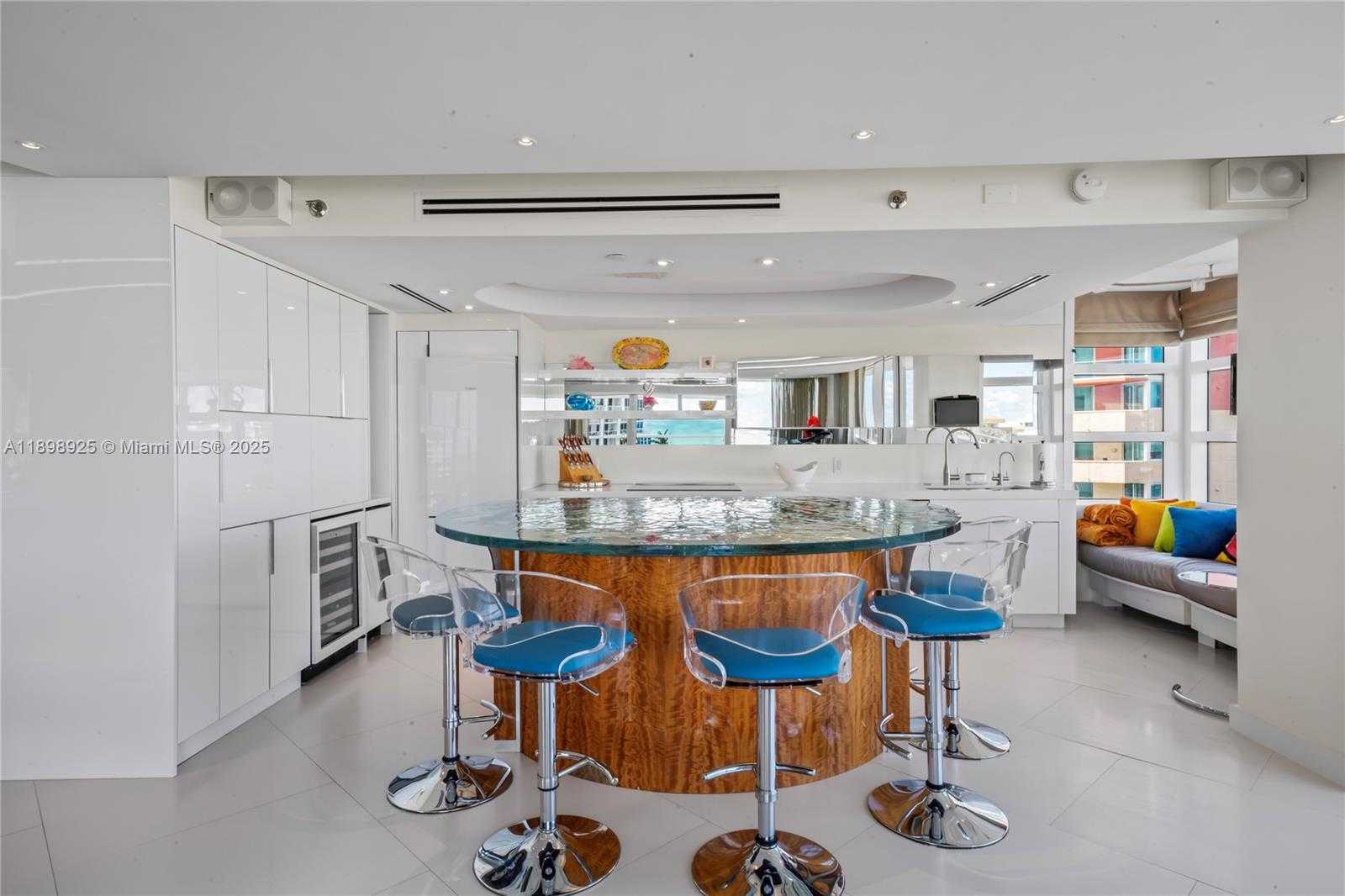 Small Image of 400 SOUTH POINTE DR #910, Miami Beach Number 17