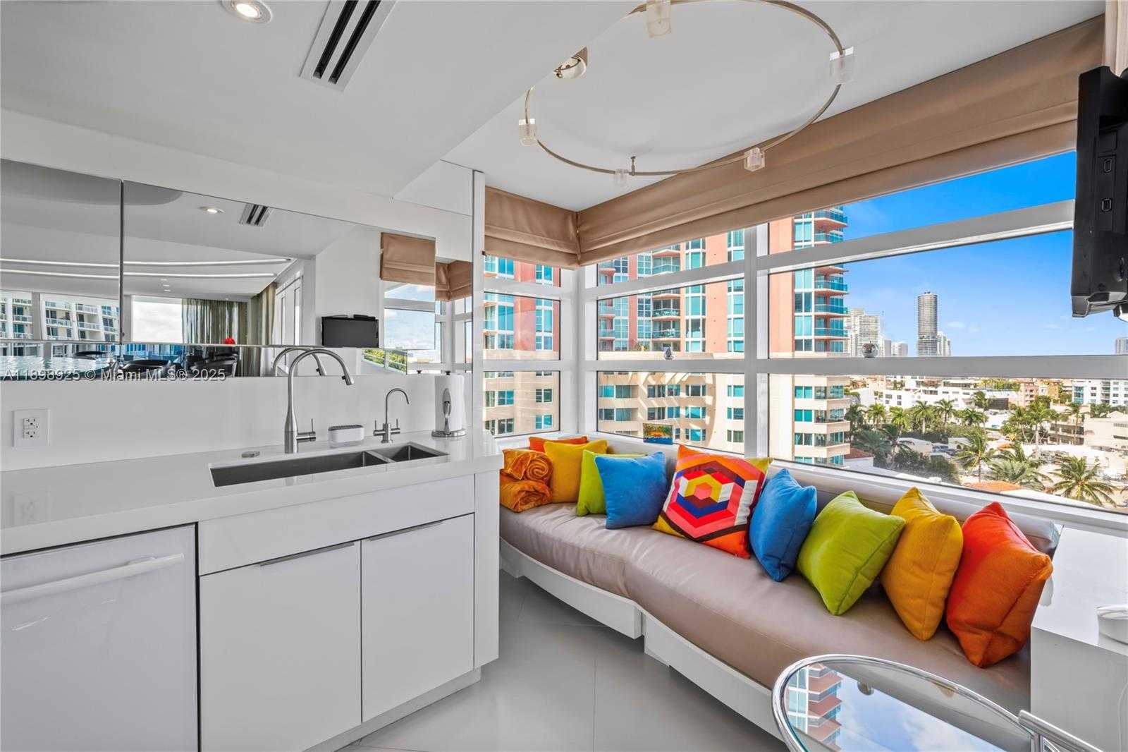 Small Image of 400 SOUTH POINTE DR #910, Miami Beach Number 18