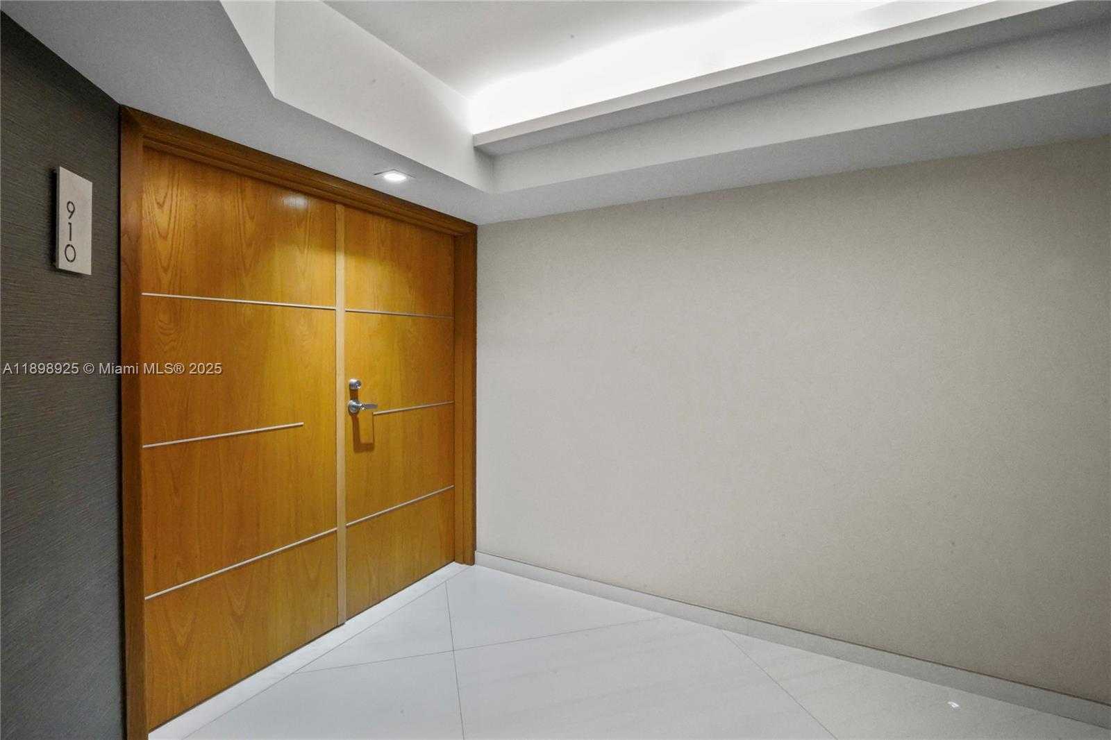 Small Image of 400 SOUTH POINTE DR #910, Miami Beach Number 2