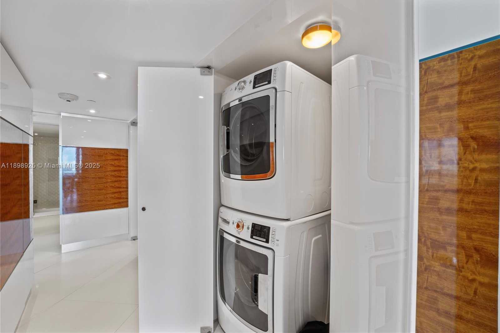 Small Image of 400 SOUTH POINTE DR #910, Miami Beach Number 21