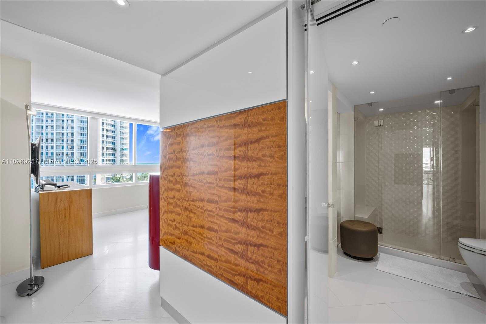 Small Image of 400 SOUTH POINTE DR #910, Miami Beach Number 23