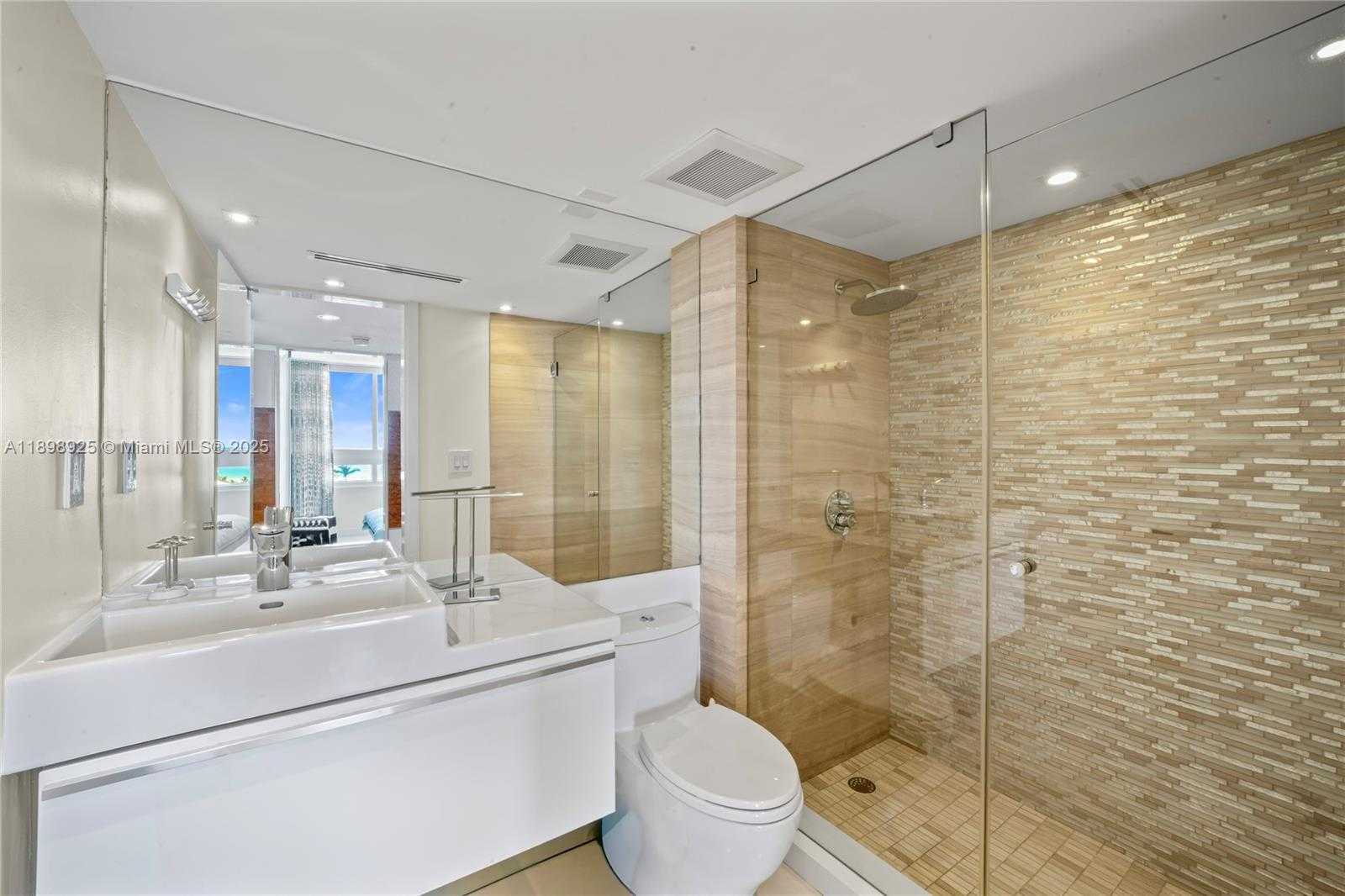 Small Image of 400 SOUTH POINTE DR #910, Miami Beach Number 27