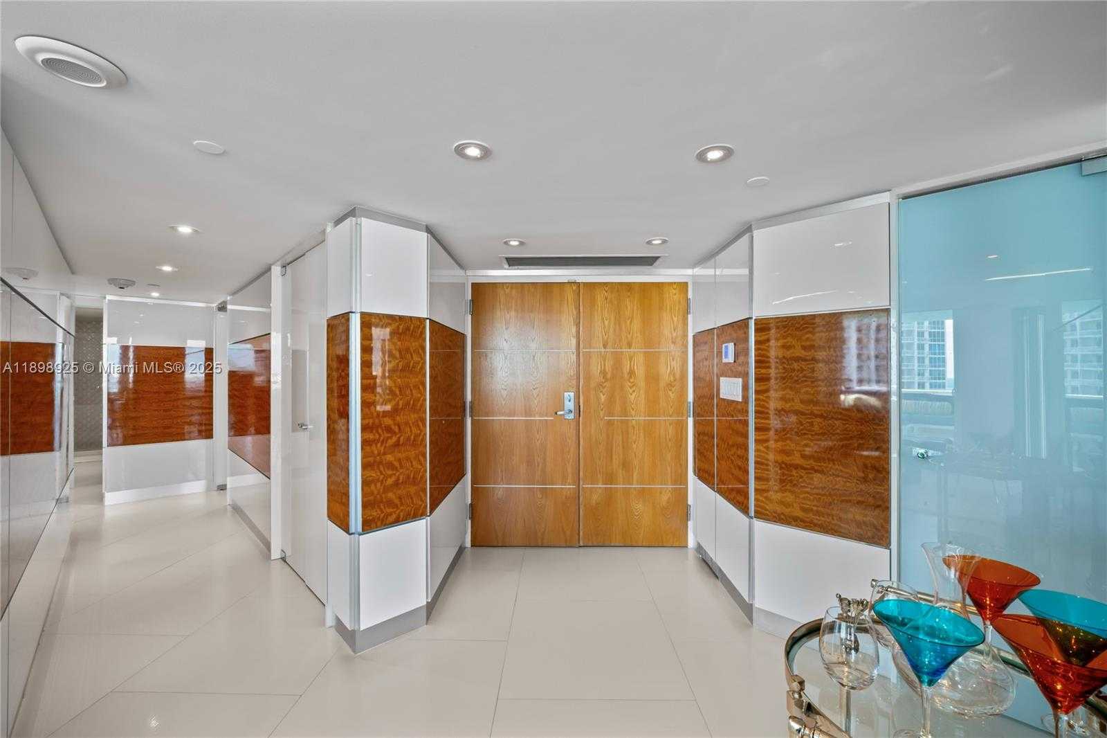 Small Image of 400 SOUTH POINTE DR #910, Miami Beach Number 3