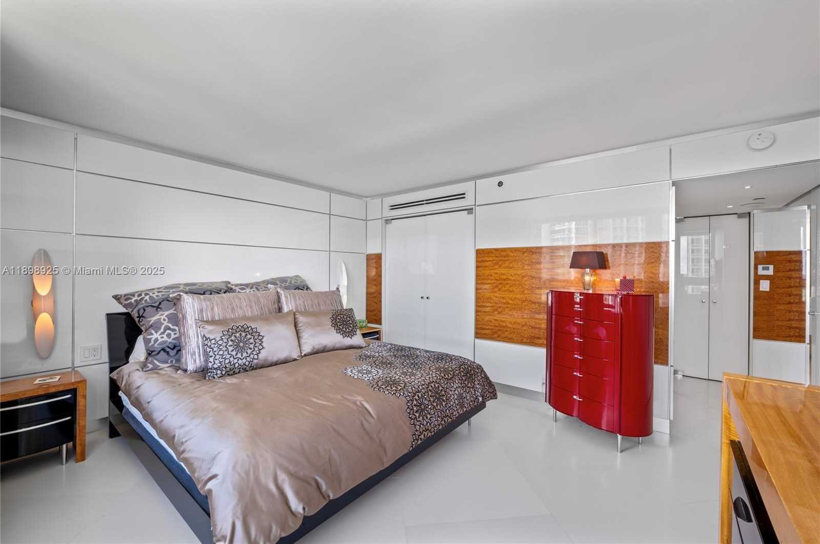 Small Image of 400 SOUTH POINTE DR #910, Miami Beach Number 30